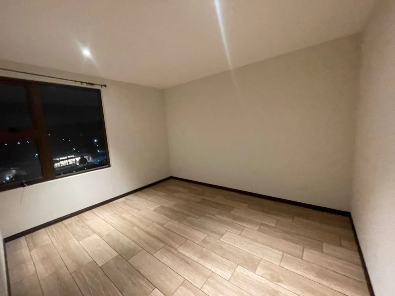 Rento Apartamento en Edificio San Isidro 2021 Zona 16 — Apartamento en Alquiler en Zona 16, Guatemala, Ciudad — foto 1 de 11
