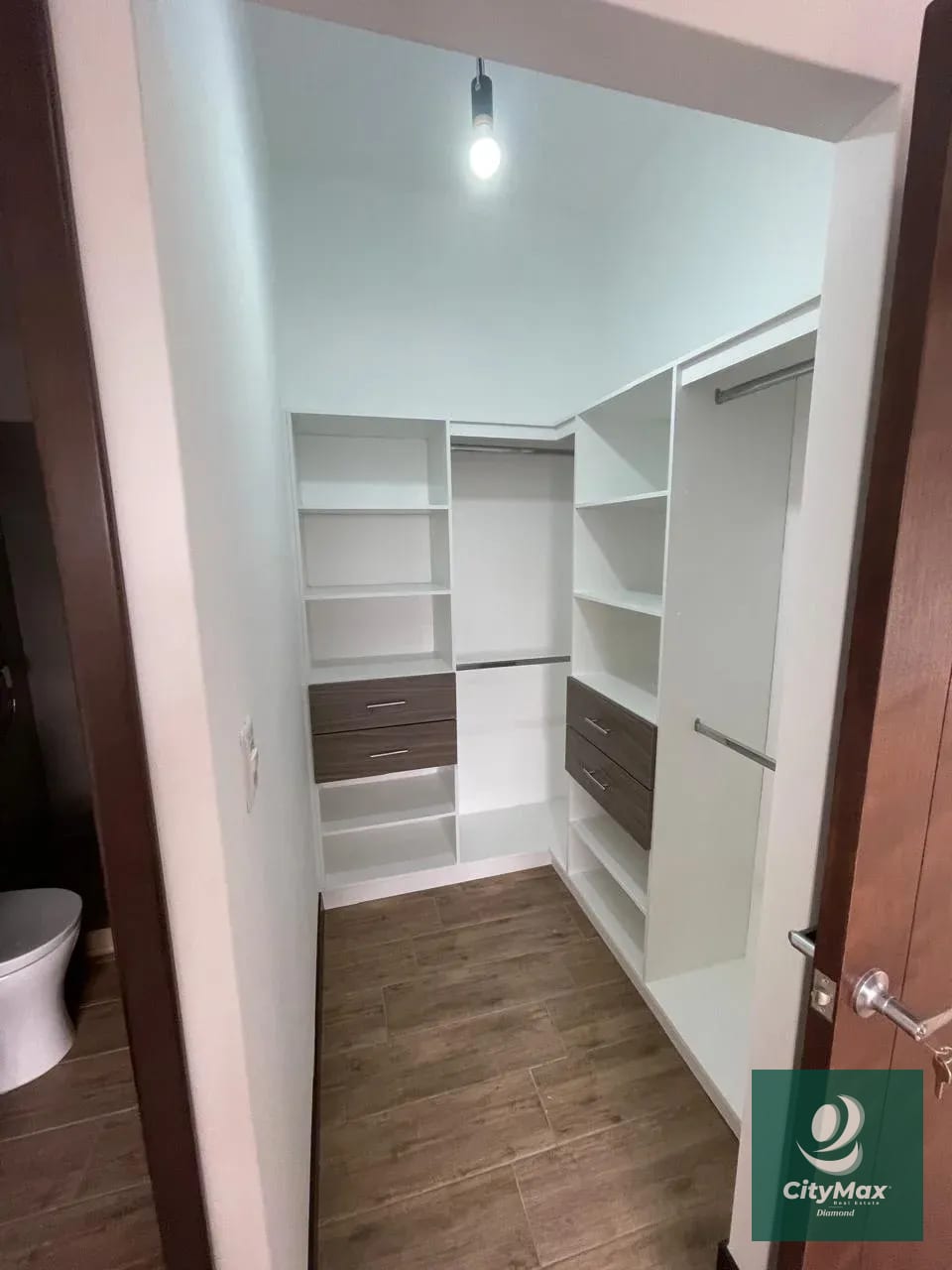 Apartamento en Renta en Zona 10 Cercano a Diagonal 6 — Apartamento en Alquiler en Zona 10, Guatemala, Ciudad — foto 2 de 11