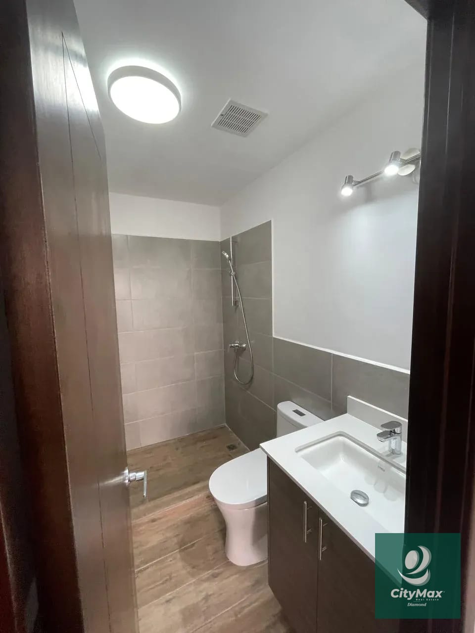Apartamento en Renta en Zona 10 Cercano a Diagonal 6 — Apartamento en Alquiler en Zona 10, Guatemala, Ciudad — foto 3 de 11