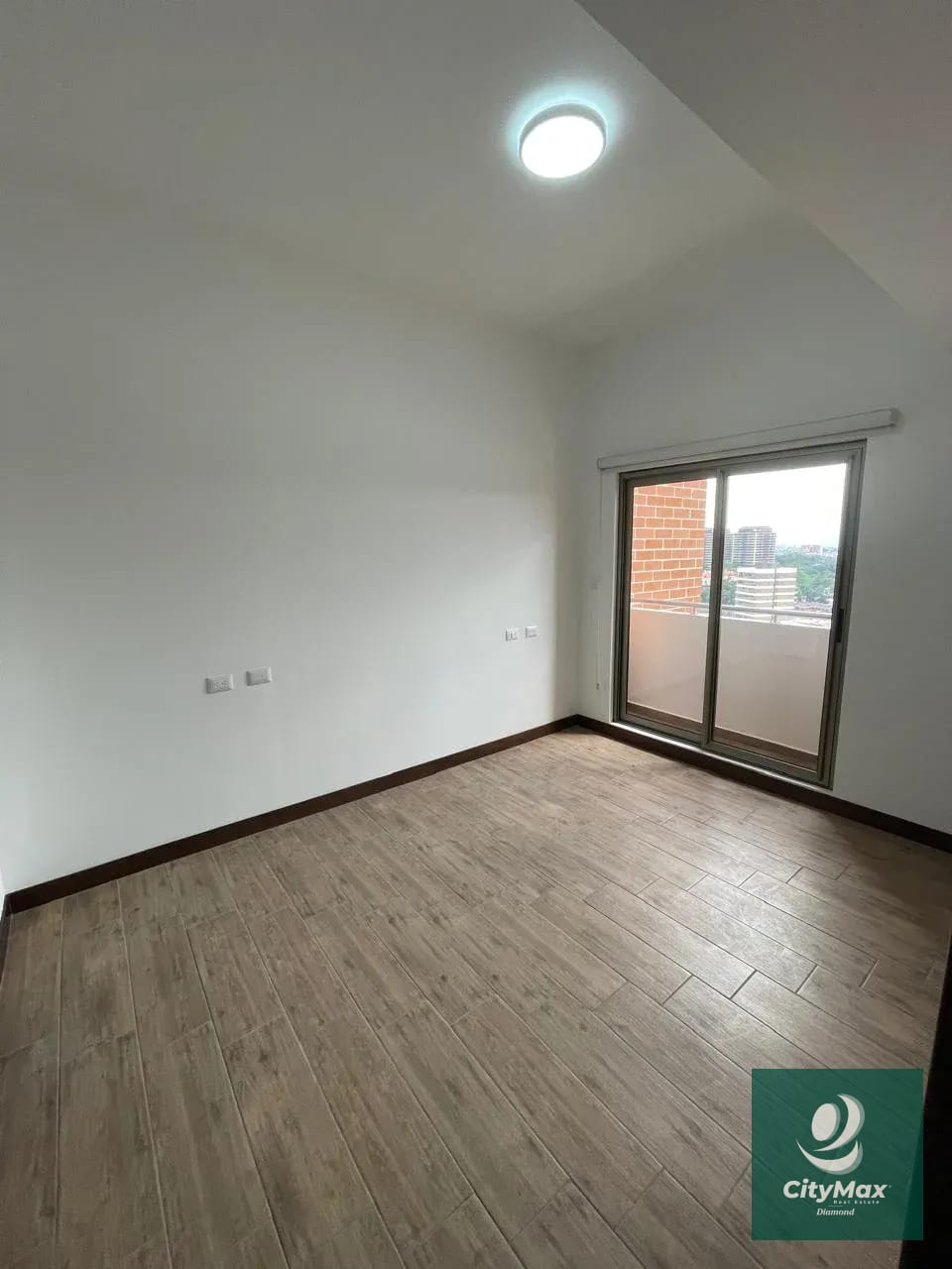 Apartamento en Renta en Zona 10 Cercano a Diagonal 6 — Apartamento en Alquiler en Zona 10, Guatemala, Ciudad — foto 7 de 11