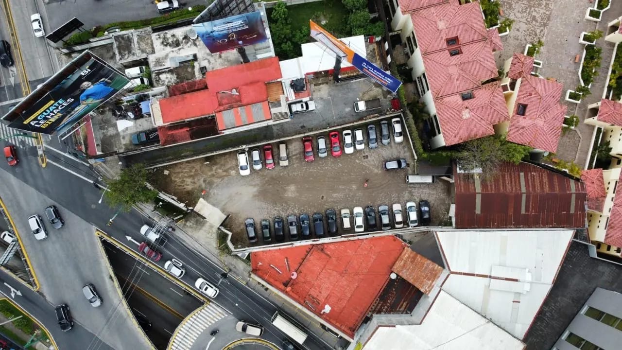 Predio de 1700 varas de area en ALQUILER — Terreno en Alquiler en Zona 10, Guatemala, Ciudad — foto 2 de 7