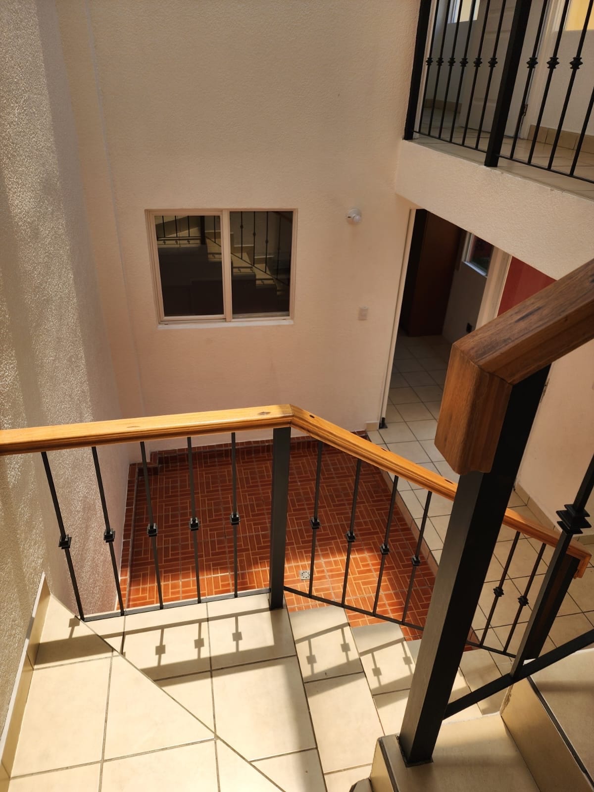 Linda Casa en Ventade 4 Habitaciones Más Estudio en Bosques del Mirador San Cristobal — Casa en Venta en Zona 8 Mixco, Guatemala, Ciudad — foto 5 de 14