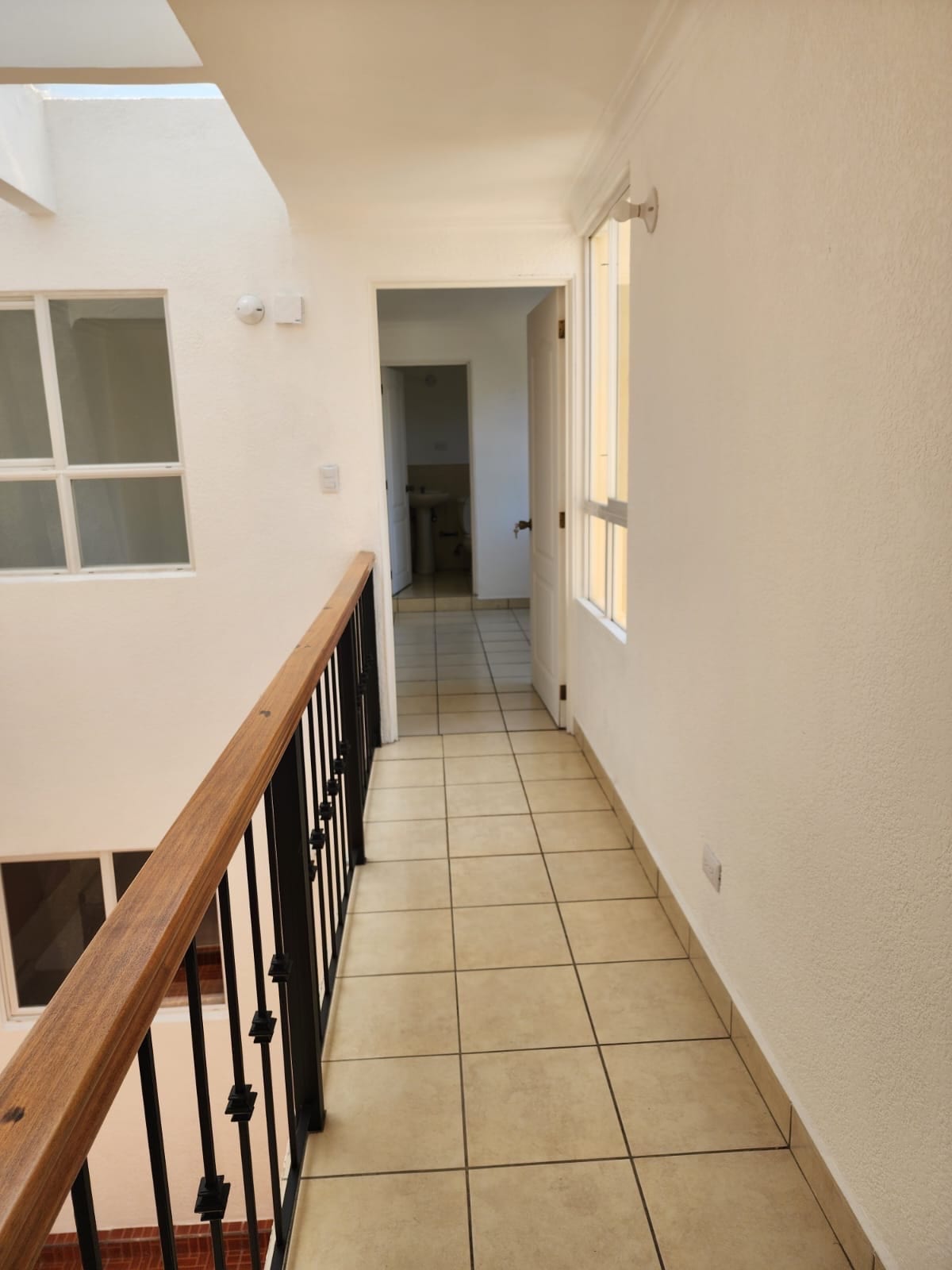 Linda Casa en Ventade 4 Habitaciones Más Estudio en Bosques del Mirador San Cristobal — Casa en Venta en Zona 8 Mixco, Guatemala, Ciudad — foto 8 de 14