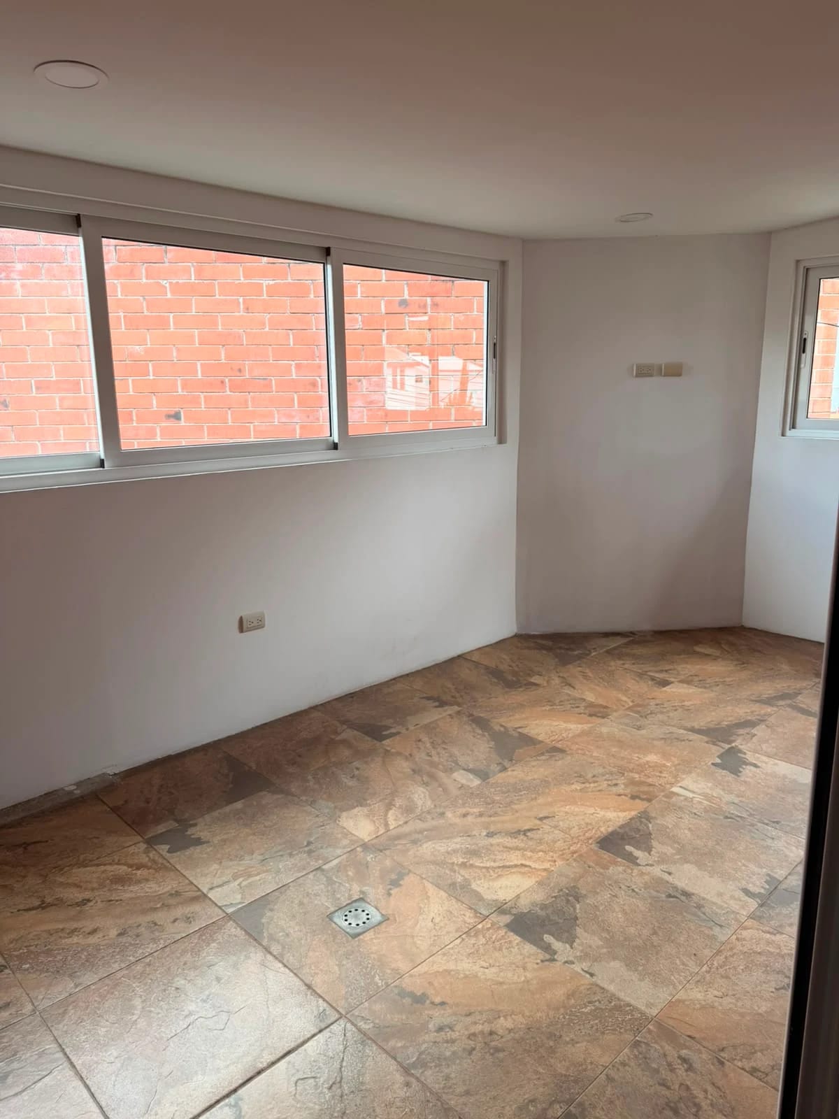 Elegante casa El Prado 4 habitaciones — Casa en Alquiler en El Prado, Zona 10, Guatemala, Ciudad — foto 6 de 13