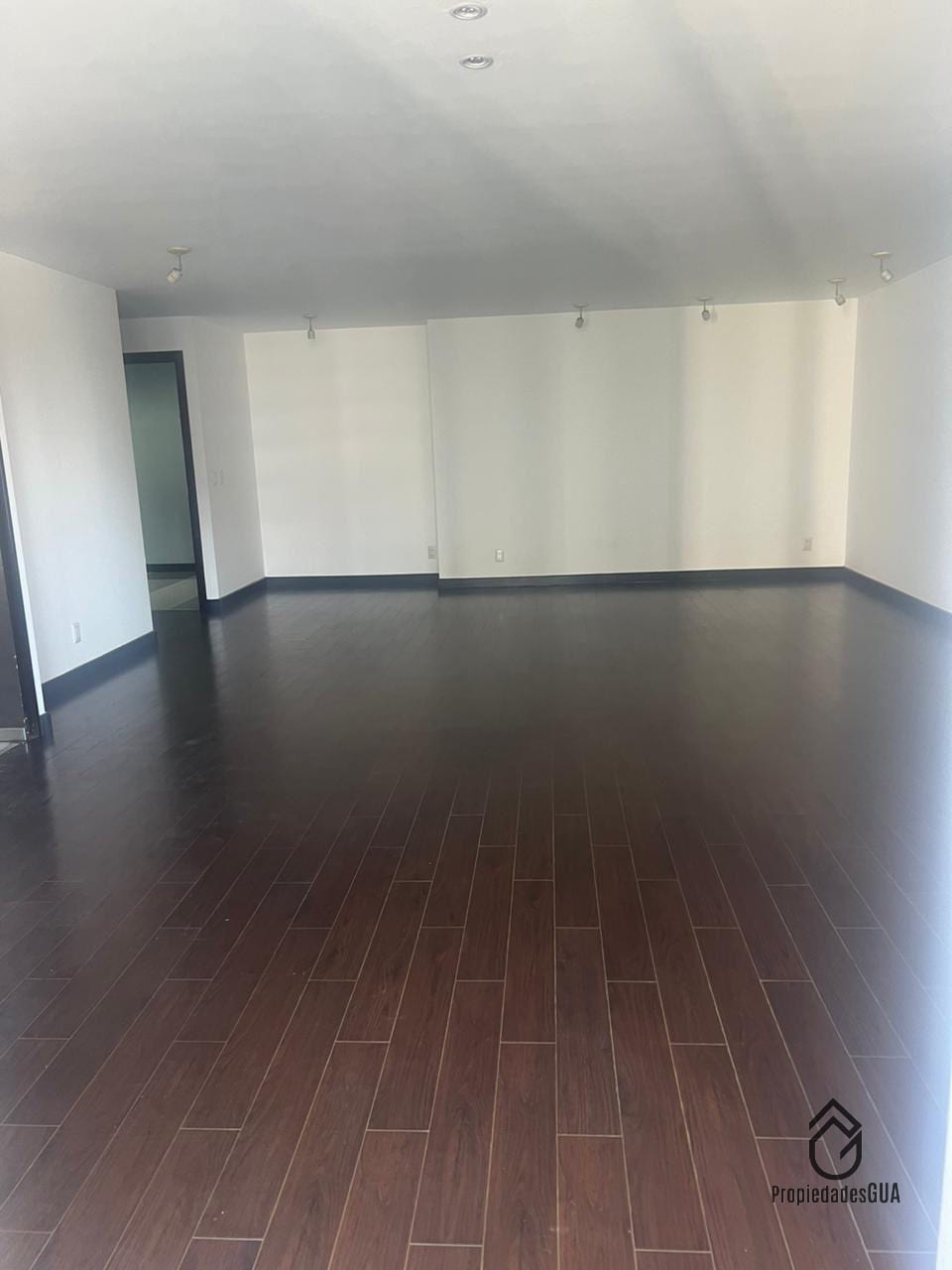 Apto amplio de 2 dormitorios + 1 de servicio — Apartamento en Alquiler en Zona 14, Guatemala, Ciudad — foto 2 de 9