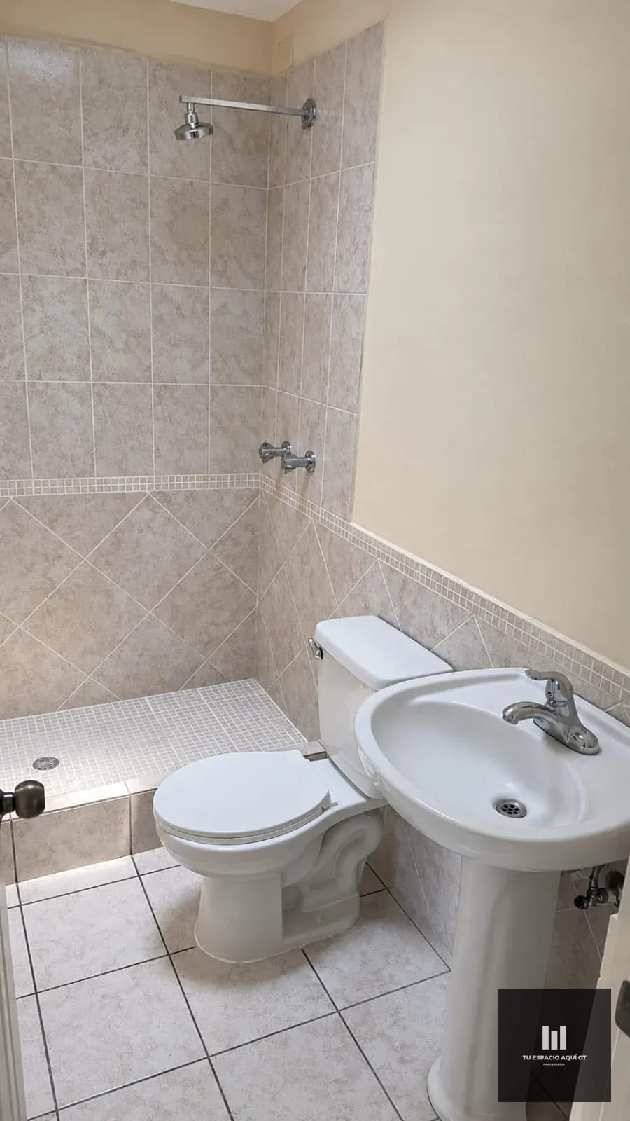 Casa De Esquina En Venta En Condado Catalina — Casa en Venta en Condado Catalina, Villa Nueva, Guatemala, Ciudad — foto 6 de 6