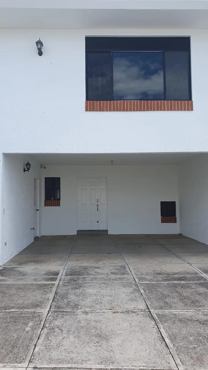 Casa en Venta Zona 16 en Portal de San Isidro I + 1 — Casa en Venta en Portal de San Isidro I, Zona 16, Guatemala, Ciudad — foto 1 de 17