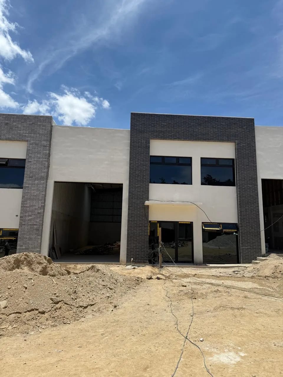 Ofibodega con acabados premium en renta, esta ubicada en un complejo de solamente 40 unidades en Km.19.5 CAES. — Bodega / Ofibodega en Alquiler en Carretera a El Salvador, Guatemala, Ciudad — foto 1 de 4