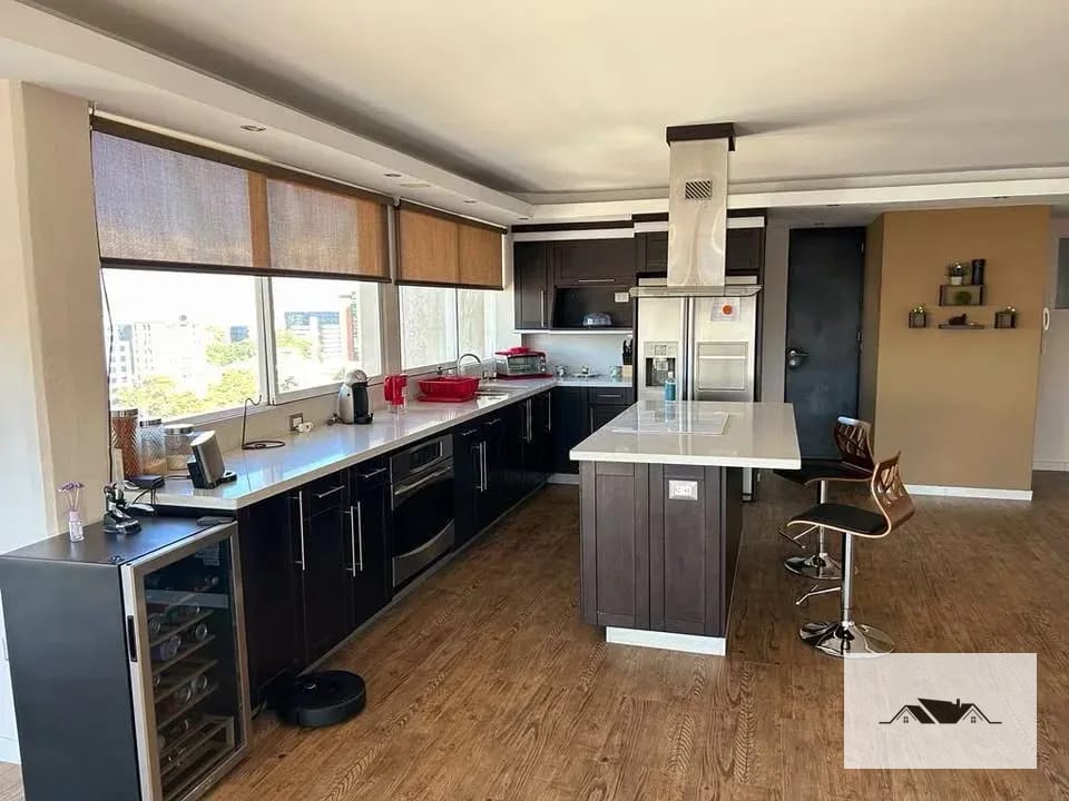 En Renta o Venta Amplio Apartamento Remodelado Zona 10 — Apartamento en Alquiler en Ciudad Vieja, Zona 10, Guatemala, Ciudad — foto 4 de 16
