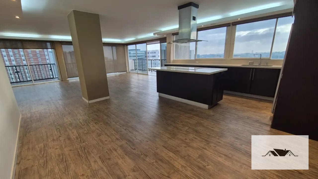 En Renta o Venta Amplio Apartamento Remodelado Zona 10 — Apartamento en Alquiler en Ciudad Vieja, Zona 10, Guatemala, Ciudad — foto 11 de 16