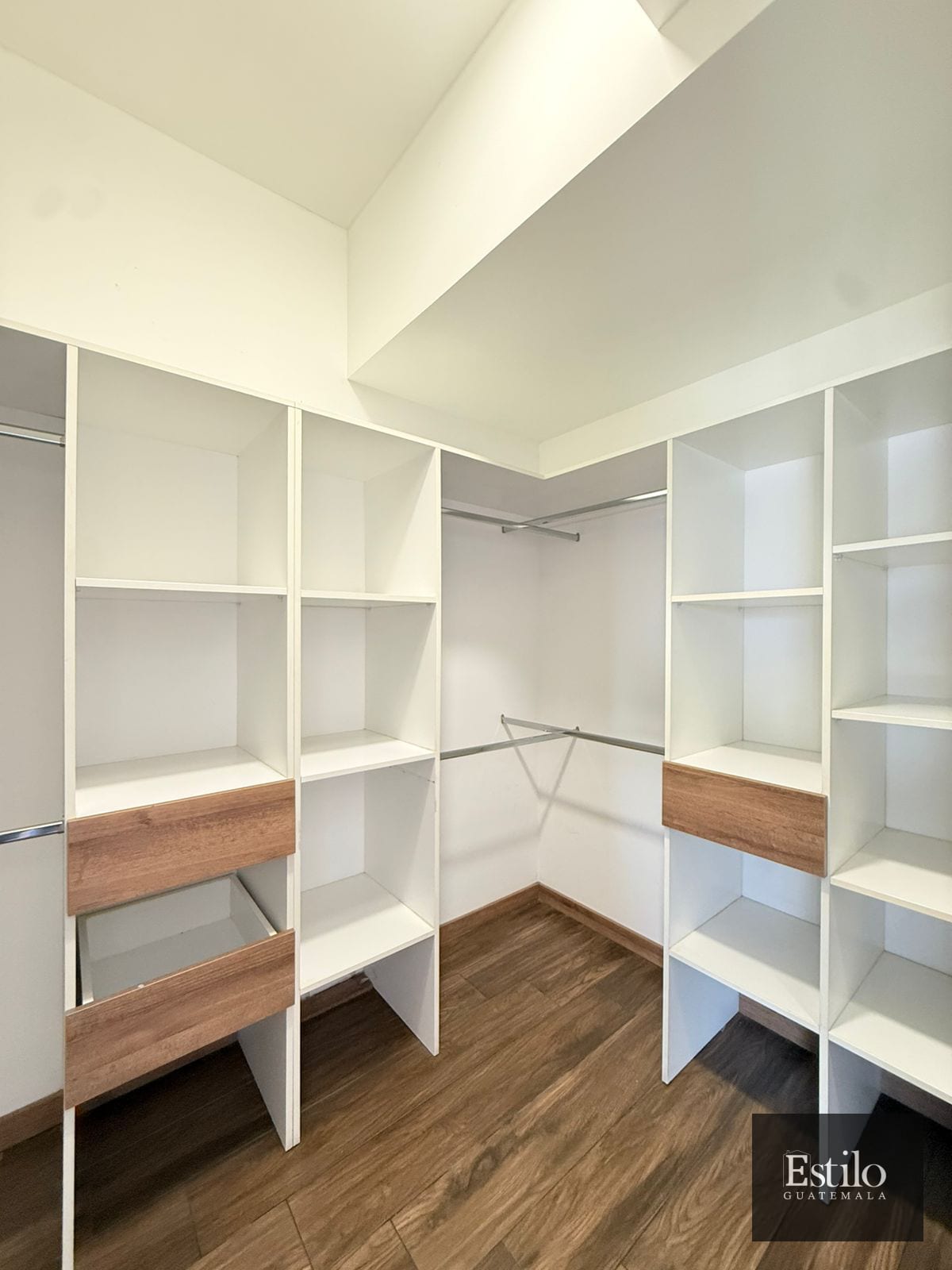 Precioso Apartamento Con Dorm De Servicio Z.10 — Apartamento en Venta en Casa Acueducto, Zona 10, Guatemala, Ciudad — foto 7 de 17
