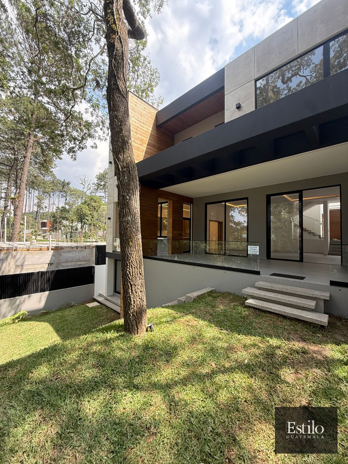 Preciosa Casa En Venta Z.16 — Casa en Venta en Zona 16, Guatemala, Ciudad — foto 1 de 17