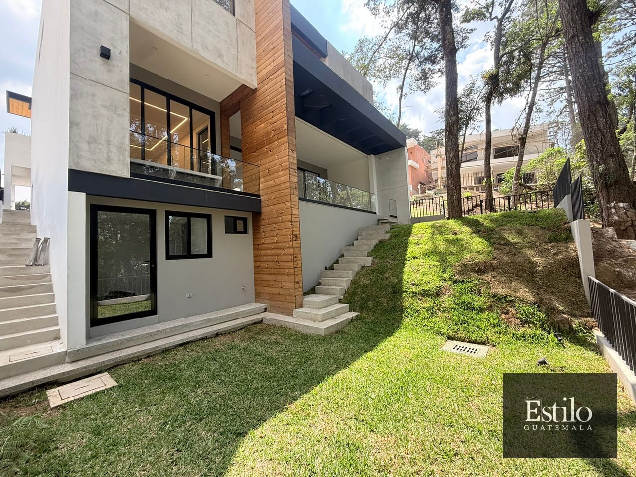 Preciosa Casa En Venta Z.16 — Casa en Venta en Zona 16, Guatemala, Ciudad — foto 2 de 17