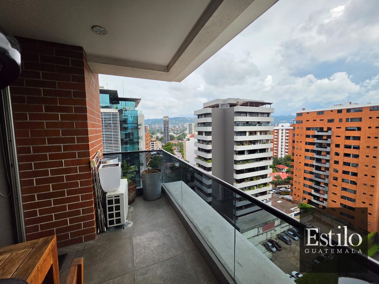 Precioso Apartamento Con Balcón — Apartamento en Alquiler en Santa Sofía, Zona 10, Guatemala, Ciudad — foto 1 de 13
