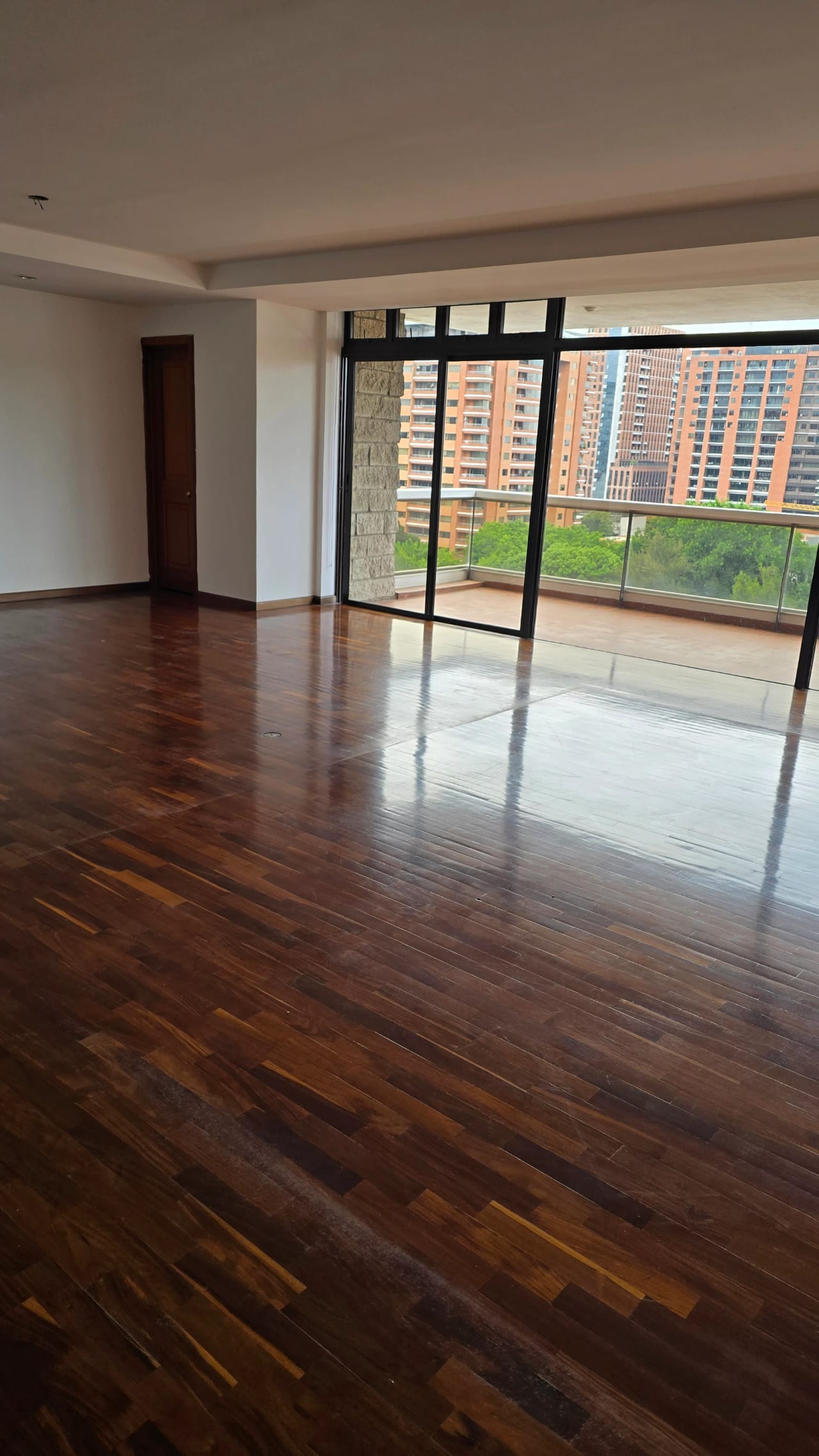 zona 10 Amplio apartamento en renta — Apartamento en Alquiler en Tiffany, Zona 10, Guatemala, Ciudad — foto 10 de 10