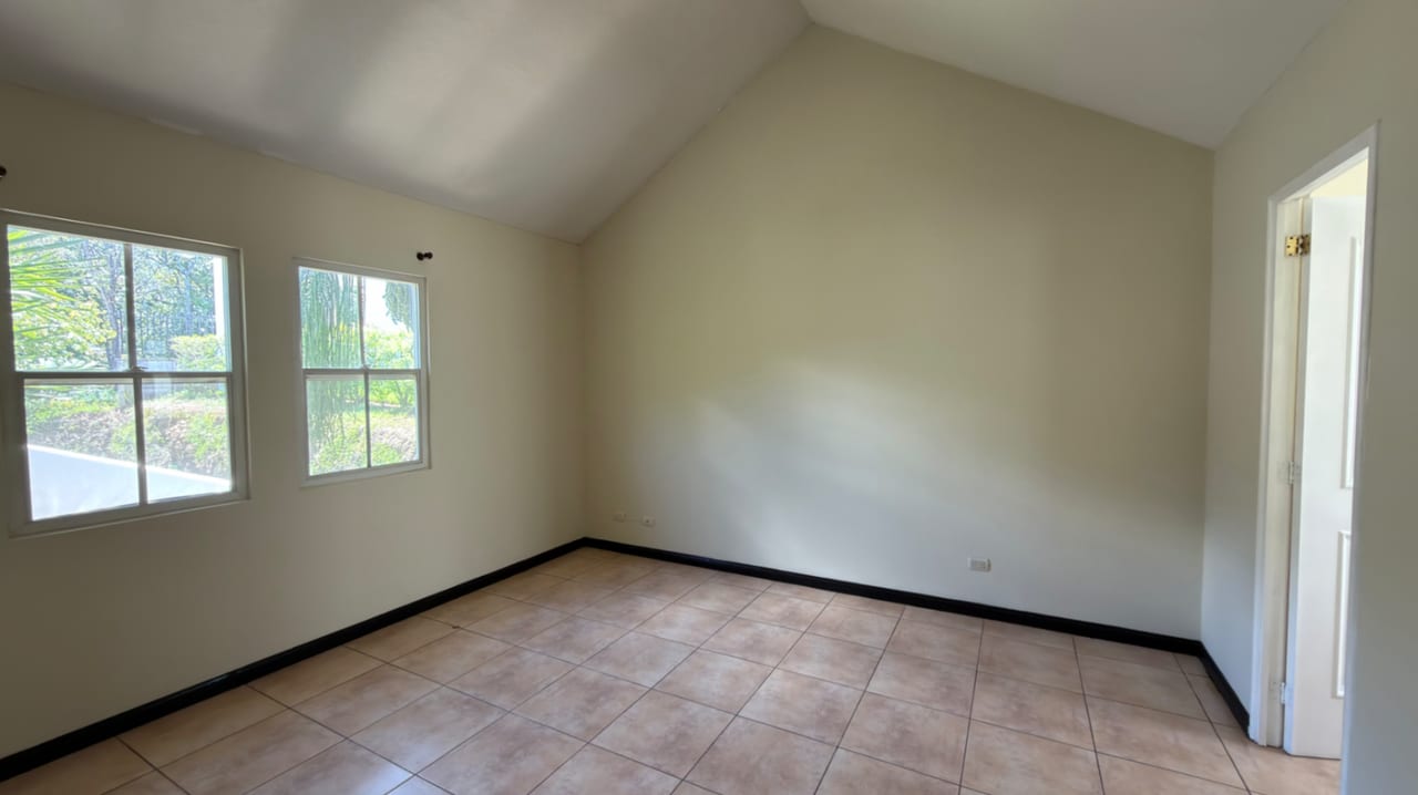 Casa en Renta Tipo Victoria Condadi Naranjo — Casa en Alquiler en Condado Naranjo, Zona 4 Mixco, Guatemala, Ciudad — foto 15 de 16