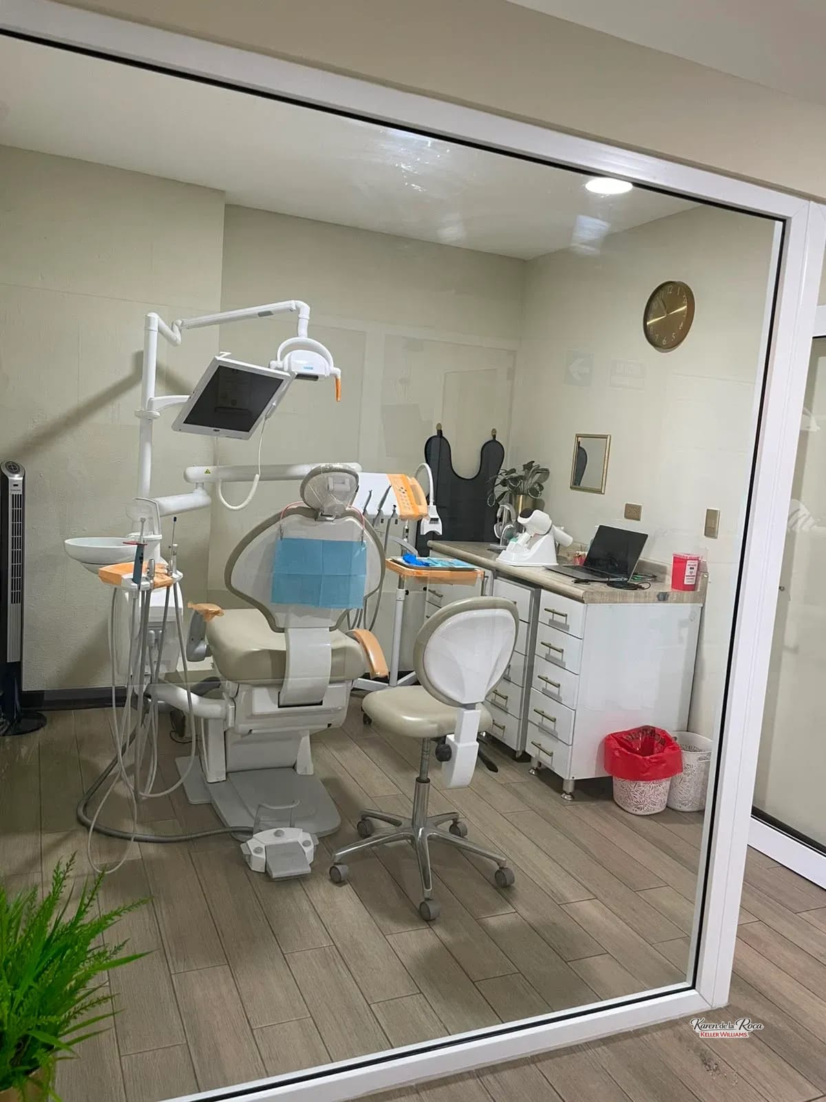 Cabina con Unidad Dental en Alquiler Zona 10 — Clínica en Alquiler en Géminis 10, Zona 10, Guatemala, Ciudad — foto 3 de 3