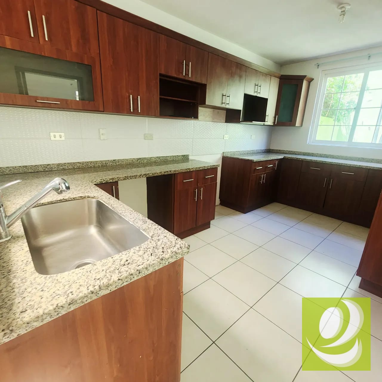 Vendo Casa en CAES ENTRE VERDES — Casa en Venta en Entreverdes, Carretera a El Salvador, Guatemala, Ciudad — foto 1 de 9