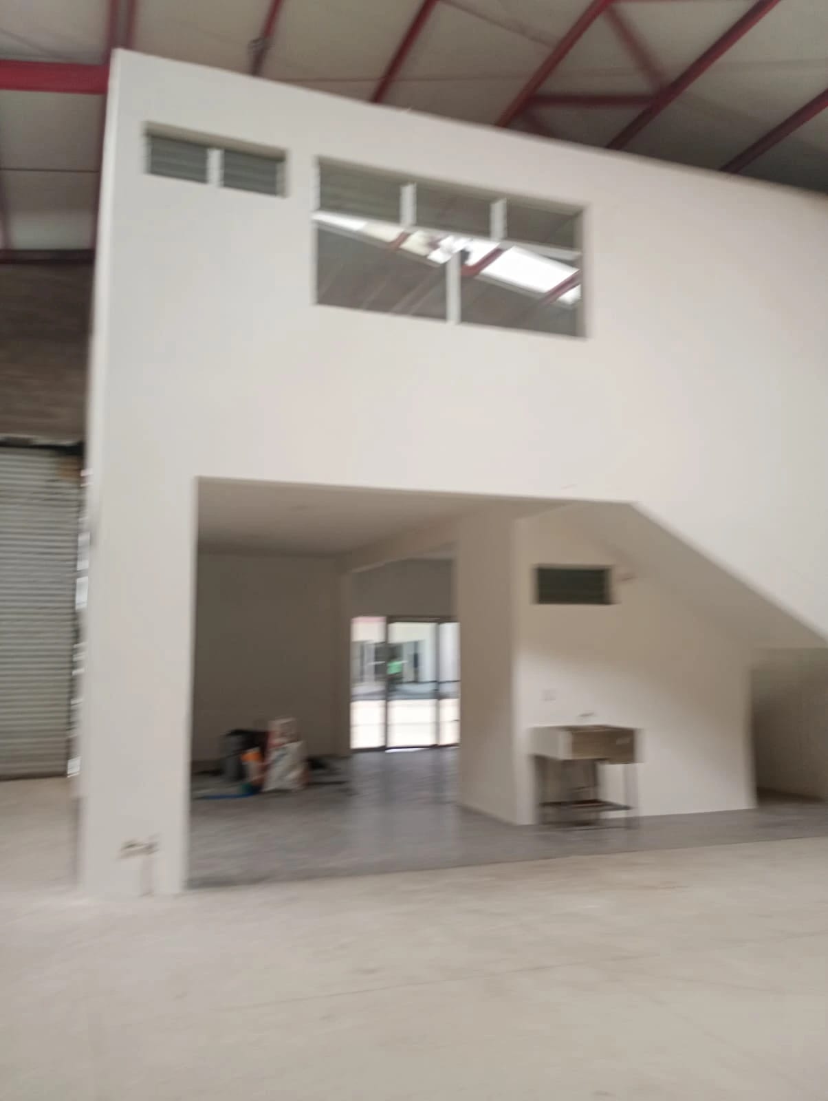 Alquilo Bodega Villa Nueva Ubicada en Centro de Comercio, Santa Fé +1 — Bodega / Ofibodega en Alquiler en Mayan Golf, Villa Nueva, Guatemala, Ciudad — foto 2 de 9