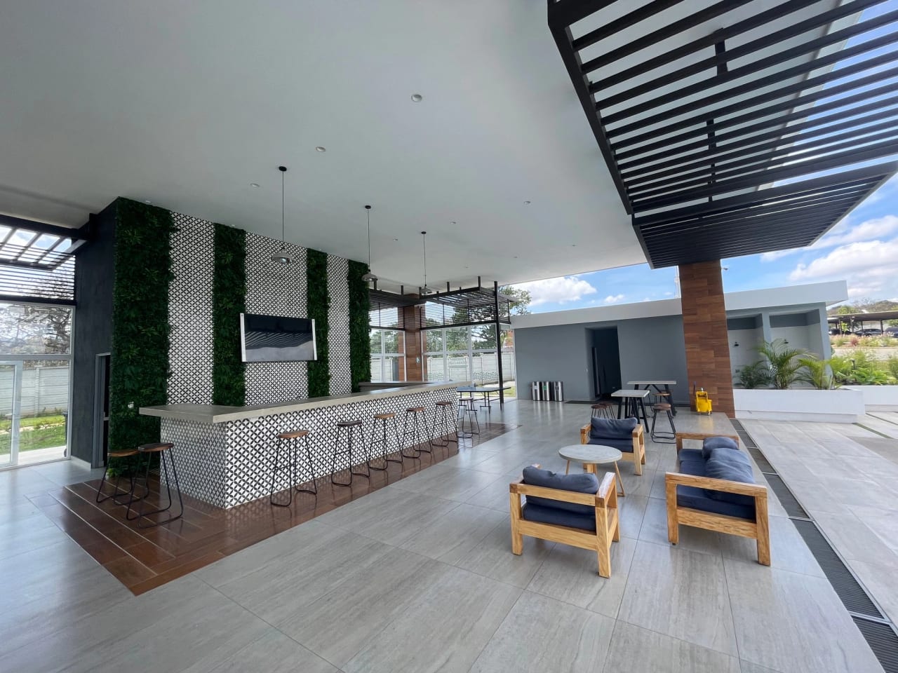 Vendo apartamento en Zona 16 REMATE BANCARIO EN NIVEL 1 CON JARDIN — Apartamento en Venta en senderos, Zona 16, Guatemala, Ciudad — foto 3 de 17