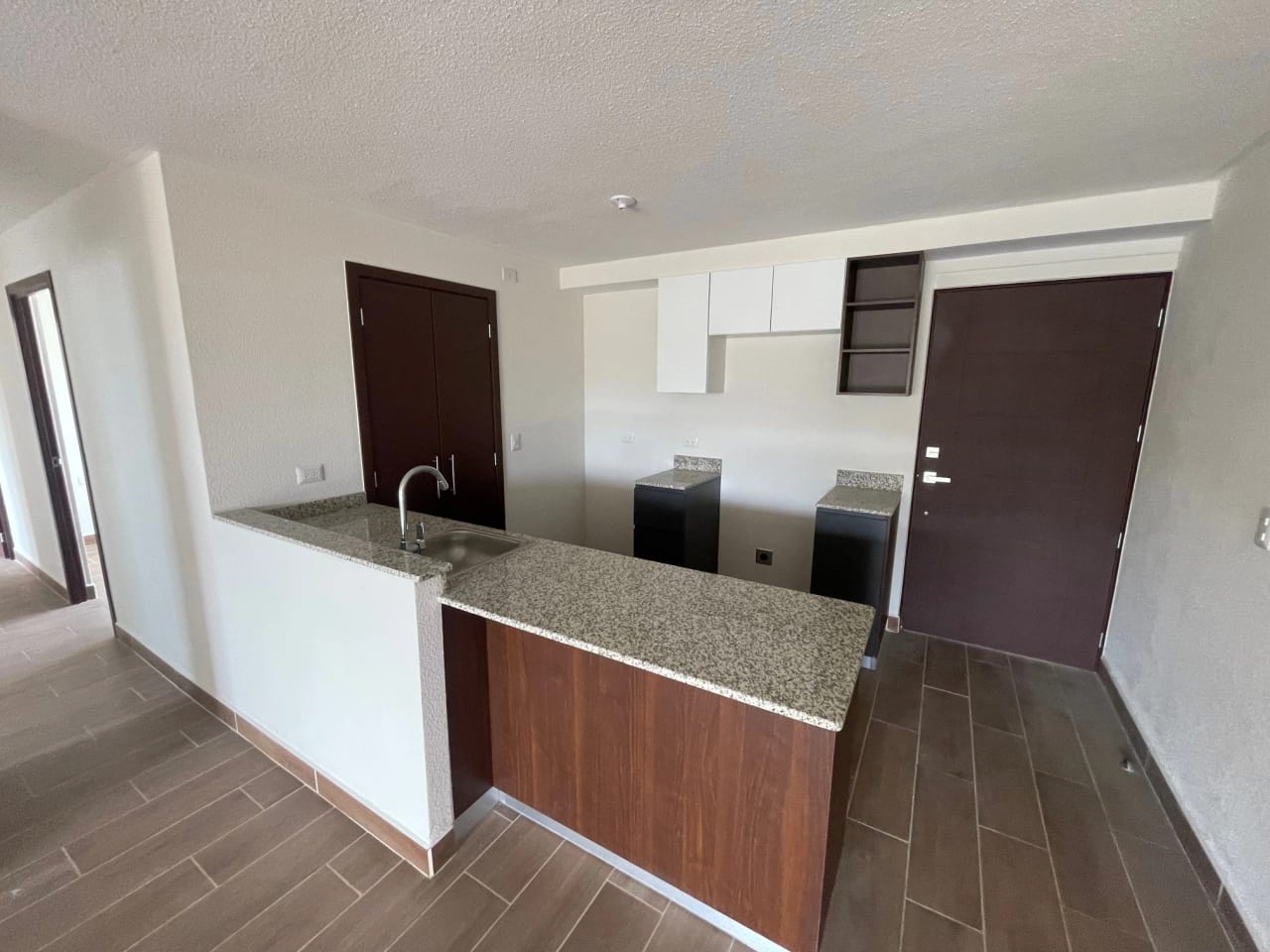 Vendo apartamento en Zona 16 REMATE BANCARIO EN NIVEL 1 CON JARDIN — Apartamento en Venta en senderos, Zona 16, Guatemala, Ciudad — foto 11 de 17