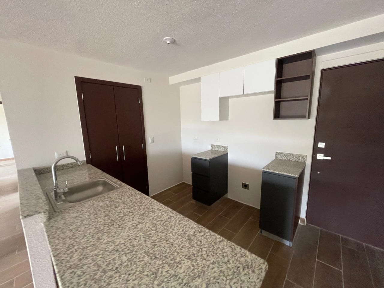 Vendo apartamento en Zona 16 REMATE BANCARIO EN NIVEL 1 CON JARDIN — Apartamento en Venta en senderos, Zona 16, Guatemala, Ciudad — foto 12 de 17