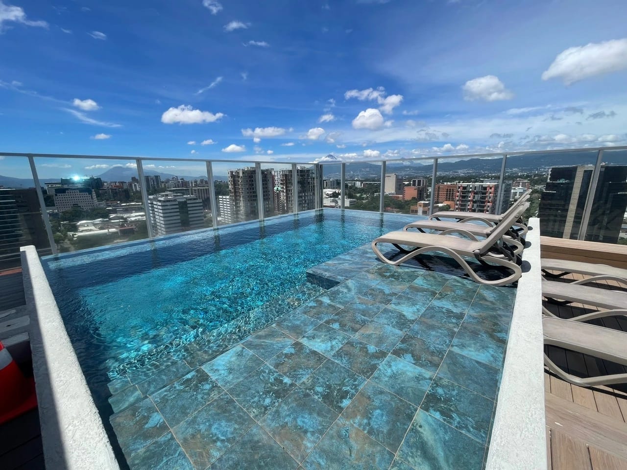 Rento apartamento en Zona 10 CERCA FONTABELLA EDIFICIO DE LUJO — Apartamento en Alquiler en Vasanta, Zona 10, Guatemala, Ciudad — foto 3 de 17