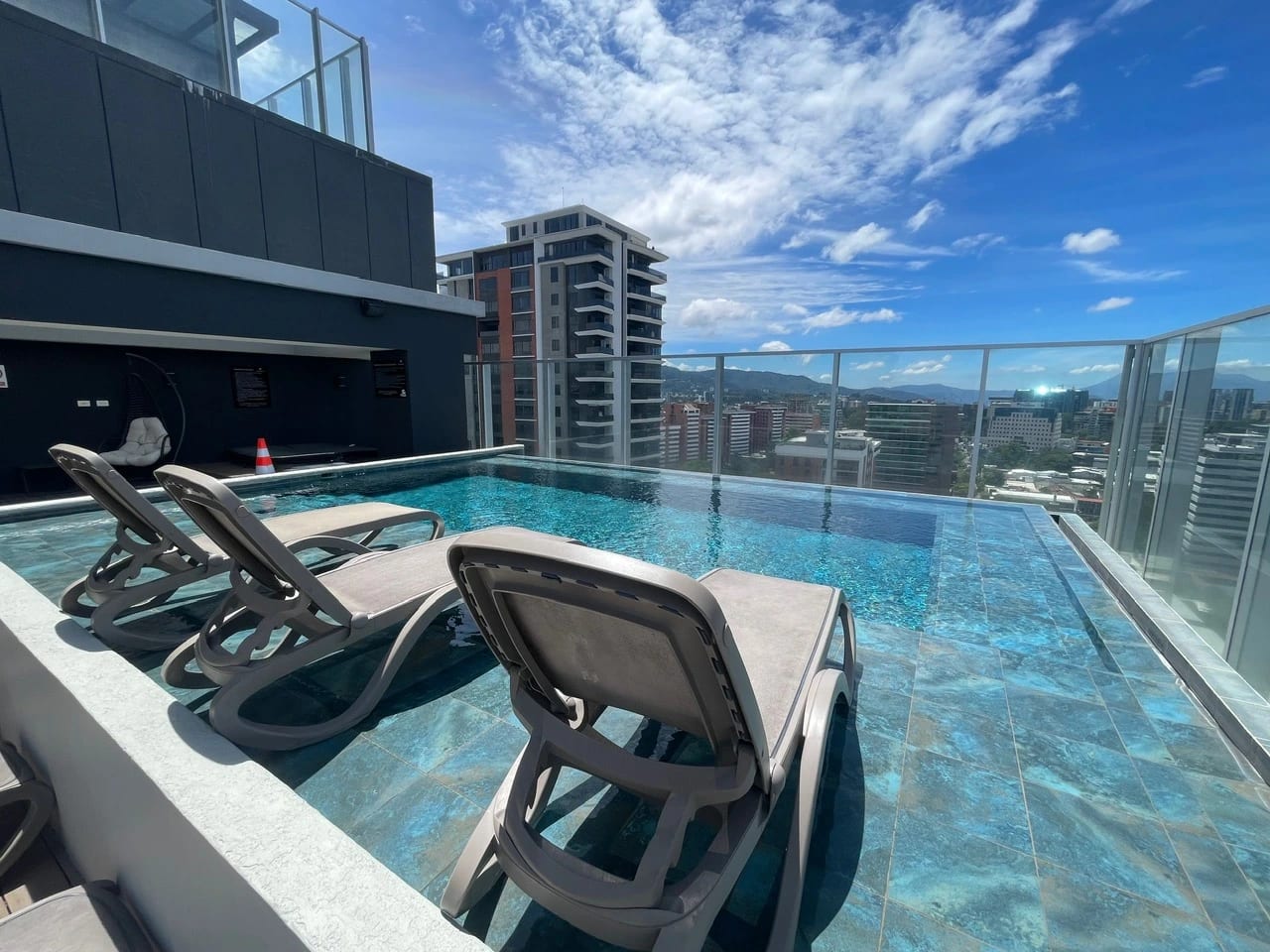 Rento apartamento en Zona 10 CERCA FONTABELLA EDIFICIO DE LUJO — Apartamento en Alquiler en Vasanta, Zona 10, Guatemala, Ciudad — foto 1 de 17
