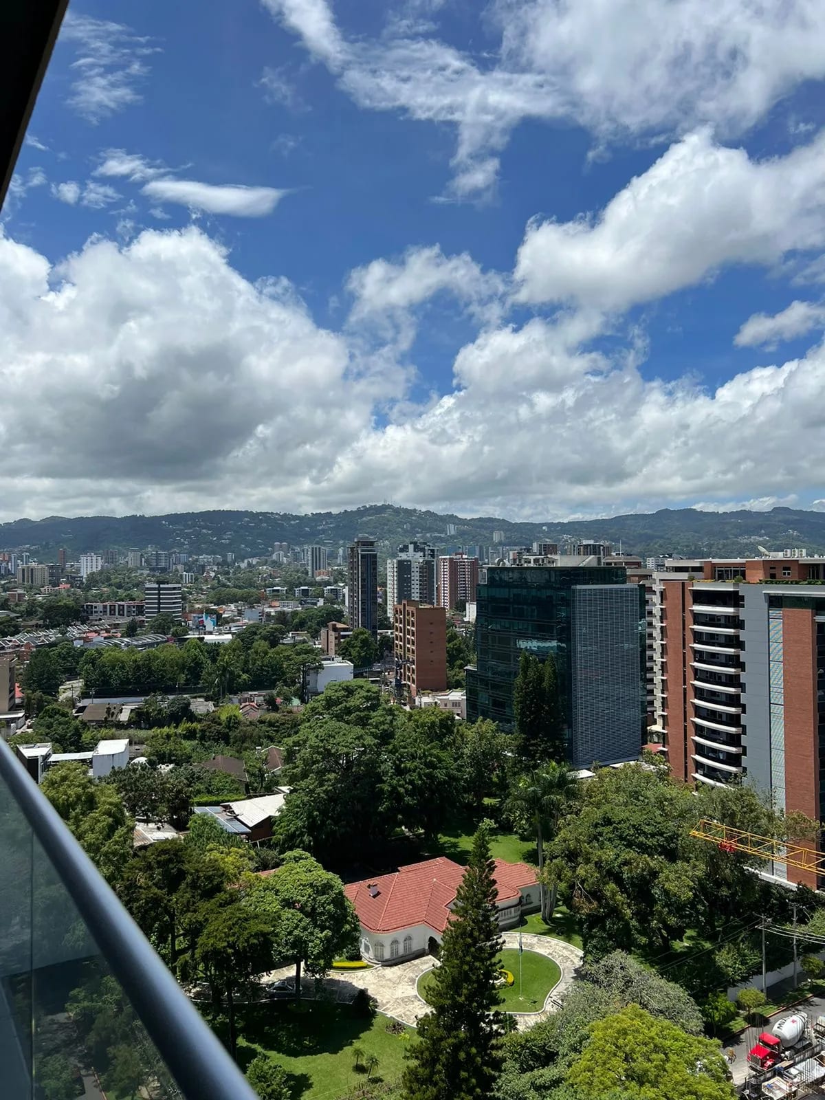 Rento apartamento en Zona 10 CERCA FONTABELLA EDIFICIO DE LUJO — Apartamento en Alquiler en Vasanta, Zona 10, Guatemala, Ciudad — foto 6 de 17