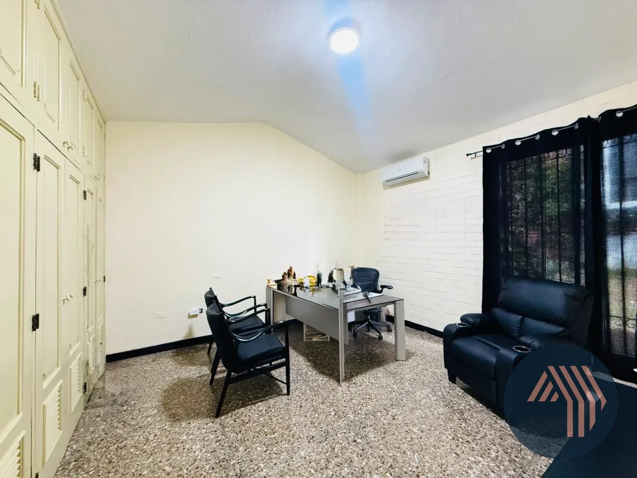 Alquiler de Amplia Casa Ideal para Comercio u Oficinas - Zona 10 — Casa en Alquiler en Zona 10, Guatemala, Ciudad — foto 10 de 17