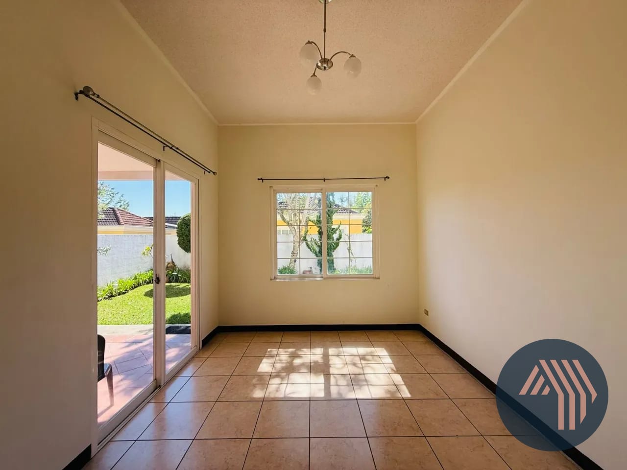 Venta de Amplia Casa - Cond. Entreverdes, Fraijanes — Casa en Venta en Entreverdes, Carretera a El Salvador, Guatemala, Ciudad — foto 1 de 15