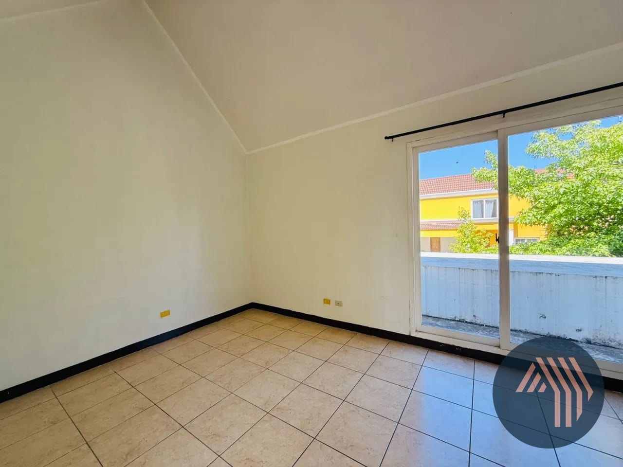 Venta de Amplia Casa - Cond. Entreverdes, Fraijanes — Casa en Venta en Entreverdes, Carretera a El Salvador, Guatemala, Ciudad — foto 10 de 15