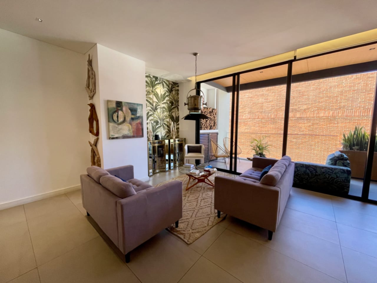 Apartamento Amueblado Renta Maranta Oakland Zona 10, 2 Dormitorios, Sala Familiar, Dormitorio de Servicio, 2 Parqueos y Bodega, 166 MTS2 $2,700 + Iva — Apartamento en Alquiler en Oakland I, Zona 10, Guatemala, Ciudad — foto 8 de 11