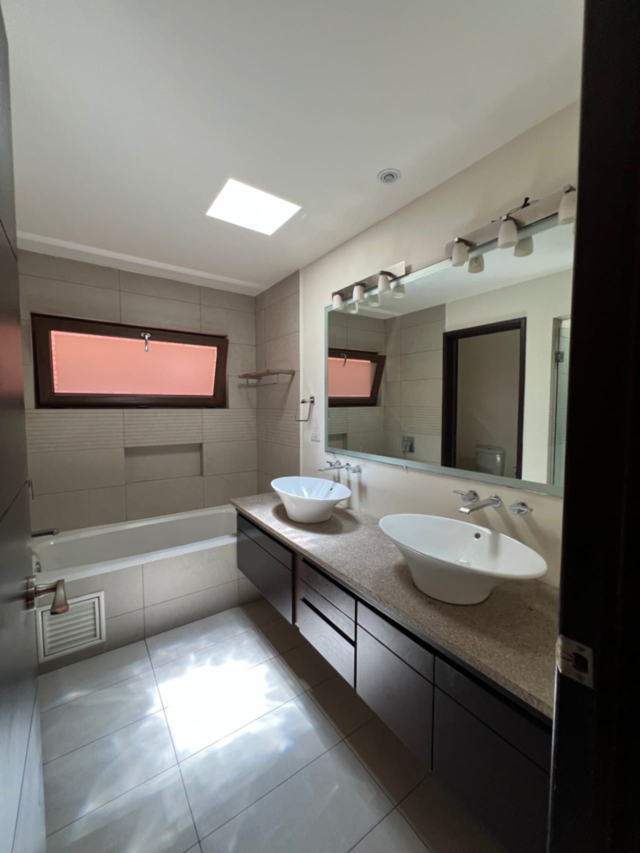 Casa Renta Condominio Exclusivo la Joya Zona 10, 430 MTS2, 4 Dormitorios $4,500 Dólares Más Iva — Casa en Alquiler en Zona 10, Guatemala, Ciudad — foto 14 de 17