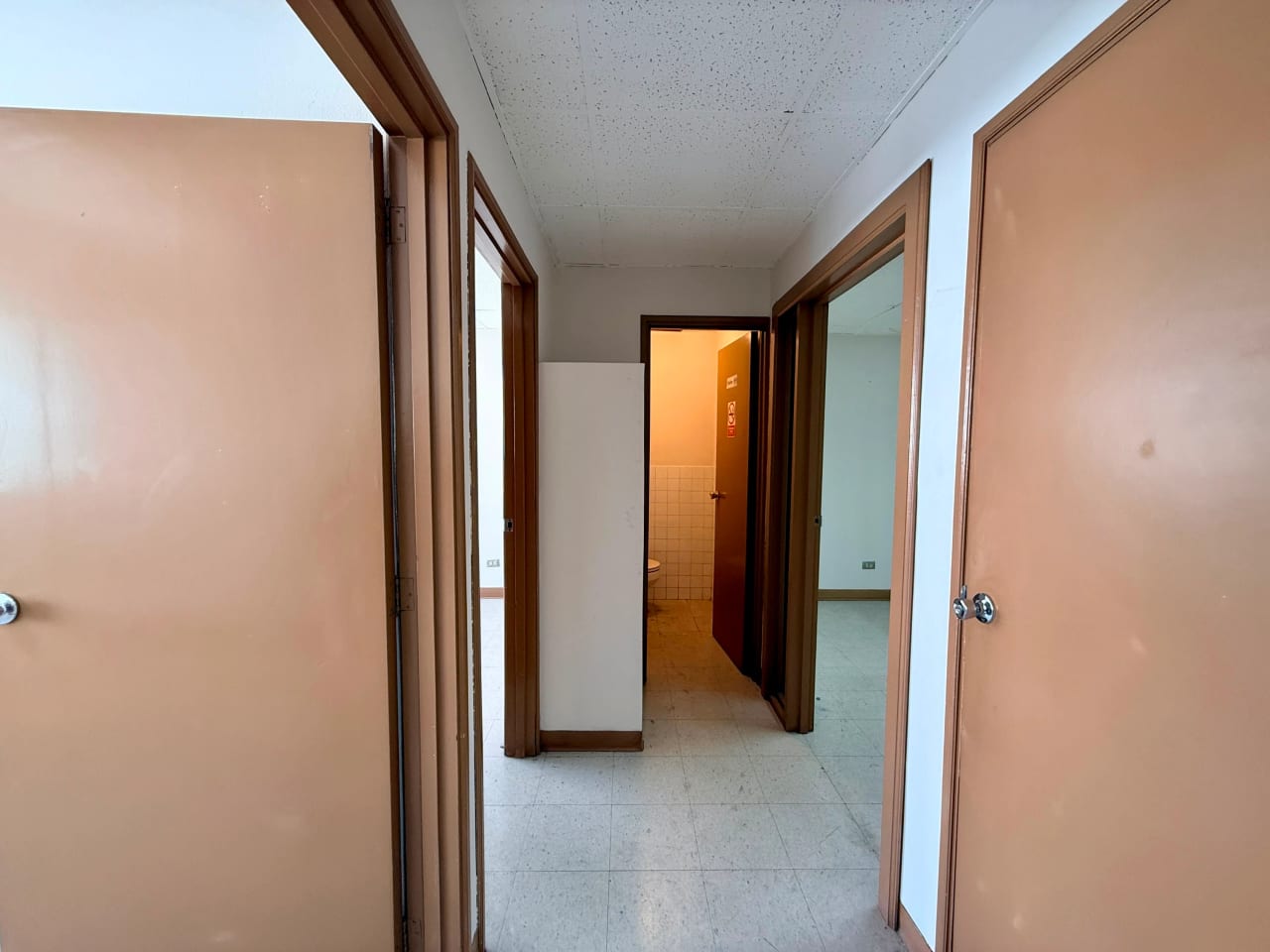 Vendo oficina en edificio Santa Clara zona 10 — Oficina en Venta en Zona 10, Guatemala, Ciudad — foto 3 de 13