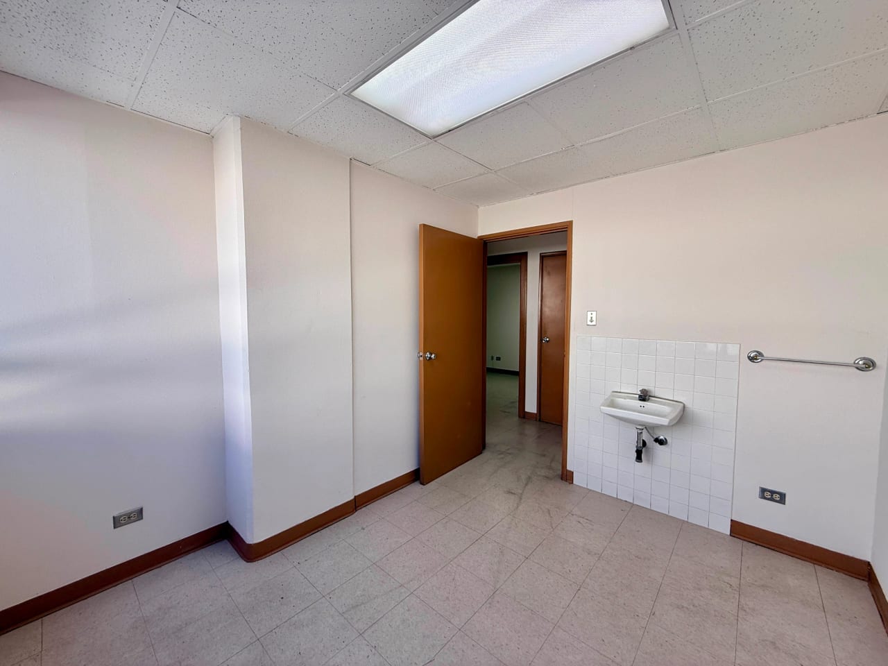 Vendo oficina en edificio Santa Clara zona 10 — Oficina en Venta en Zona 10, Guatemala, Ciudad — foto 4 de 13