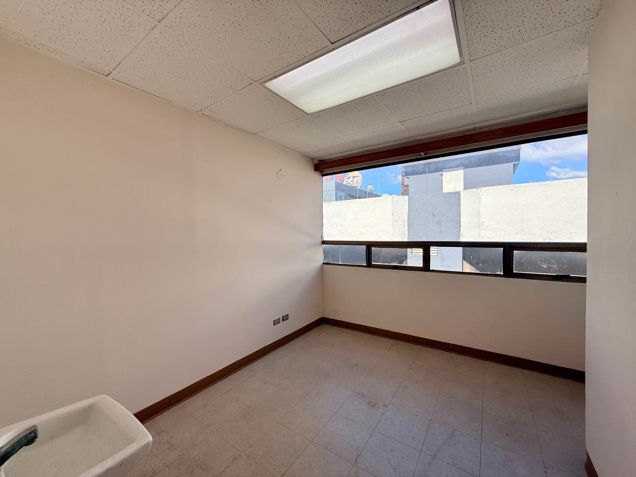 Vendo oficina en edificio Santa Clara zona 10 — Oficina en Venta en Zona 10, Guatemala, Ciudad — foto 12 de 13