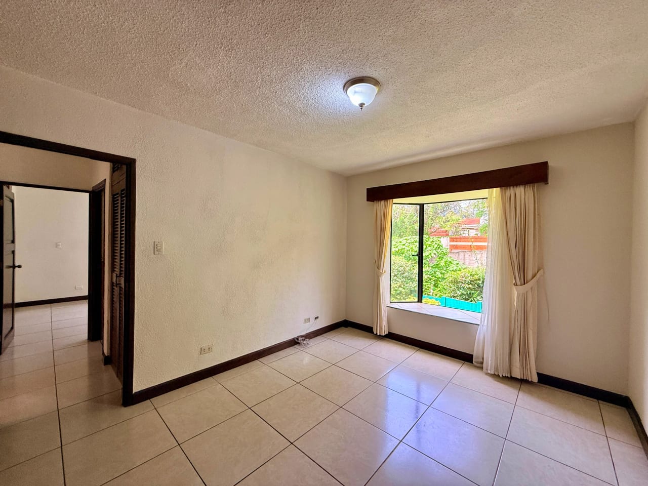 Vendo casa dentro de garita en zona 10 — Casa en Venta en Zona 10, Guatemala, Ciudad — foto 6 de 17