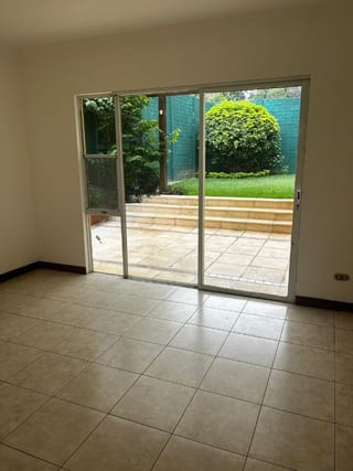 Townhouse en Venta Villas del Pinar I CAES — Casa en Venta en Carretera a El Salvador, Guatemala, Ciudad — miniatura 1 de 12