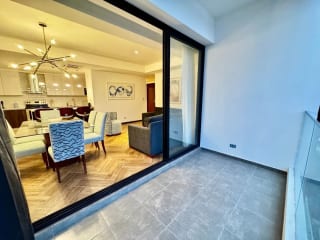 Apartamento amueblado 3 dormitorios y cuarto de servicios, zona 10 — Apartamento en Alquiler en Zona 10, Guatemala, Ciudad — miniatura 10 de 14
