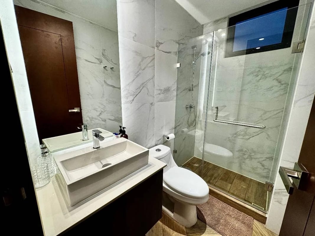 Apartamento amueblado 3 dormitorios y cuarto de servicios, zona 10 — Apartamento en Alquiler en Zona 10, Guatemala, Ciudad — foto 8 de 14