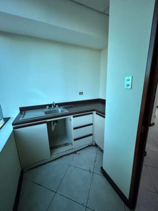 Amplia Oficina Europlaza — Oficina en Alquiler en Europlaza, Zona 14, Guatemala, Ciudad — miniatura 11 de 11