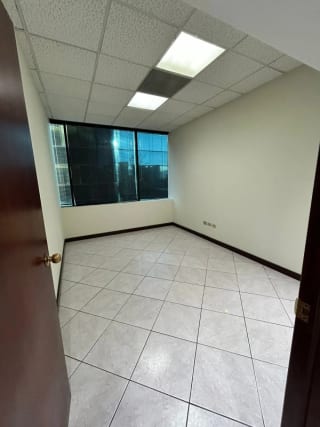 Amplia Oficina Europlaza — Oficina en Alquiler en Europlaza, Zona 14, Guatemala, Ciudad — miniatura 6 de 11