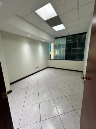 Amplia Oficina Europlaza — Oficina en Alquiler en Europlaza, Zona 14, Guatemala, Ciudad — miniatura 3 de 11