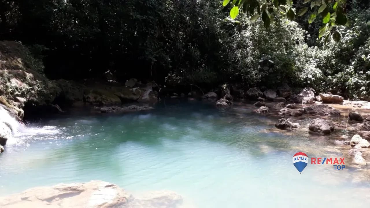 Terreno en Uspantan, Quiché Tiene Rió en Medio del Terreno — Terreno en Venta en Uspantán, Quiché — foto 1 de 3