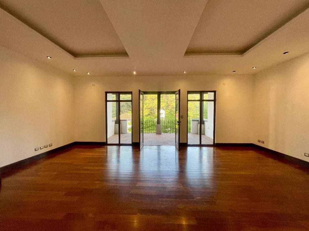 Apartamento Amplio Renta Muxb al Condominio Albereda de la Española 300 MTS2~3 Dormitorios , Sala Familiar ~ Dormitorio de Servicio 2 Parqueos $2,500 + Iva (no Se Aceptan Mascotas) — Apartamento en Alquiler en Muxbal, Guatemala, Ciudad — foto 2 de 12