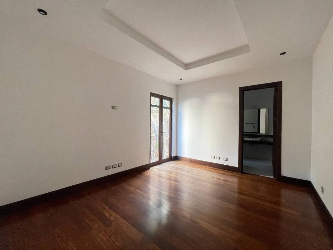 Apartamento Amplio Renta Muxb al Condominio Albereda de la Española 300 MTS2~3 Dormitorios , Sala Familiar ~ Dormitorio de Servicio 2 Parqueos $2,500 + Iva (no Se Aceptan Mascotas) — Apartamento en Alquiler en Muxbal, Guatemala, Ciudad — foto 10 de 12
