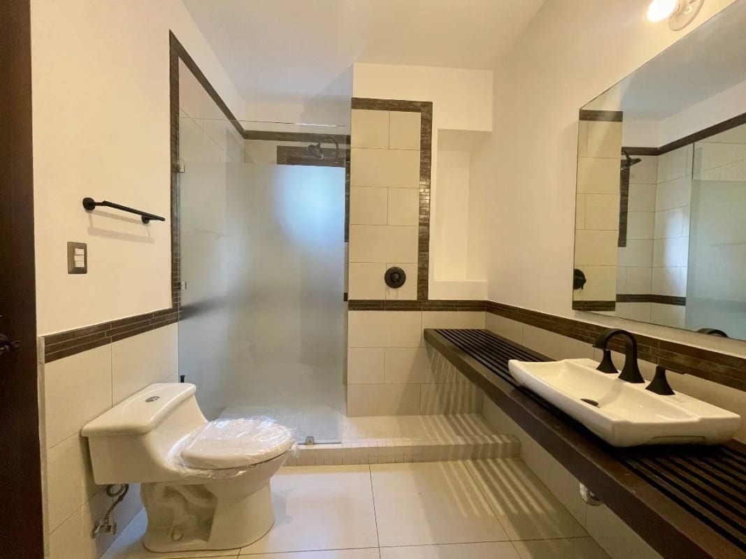 Apartamento Amplio Renta Muxb al Condominio Albereda de la Española 300 MTS2~3 Dormitorios , Sala Familiar ~ Dormitorio de Servicio 2 Parqueos $2,500 + Iva (no Se Aceptan Mascotas) — Apartamento en Alquiler en Muxbal, Guatemala, Ciudad — foto 9 de 12