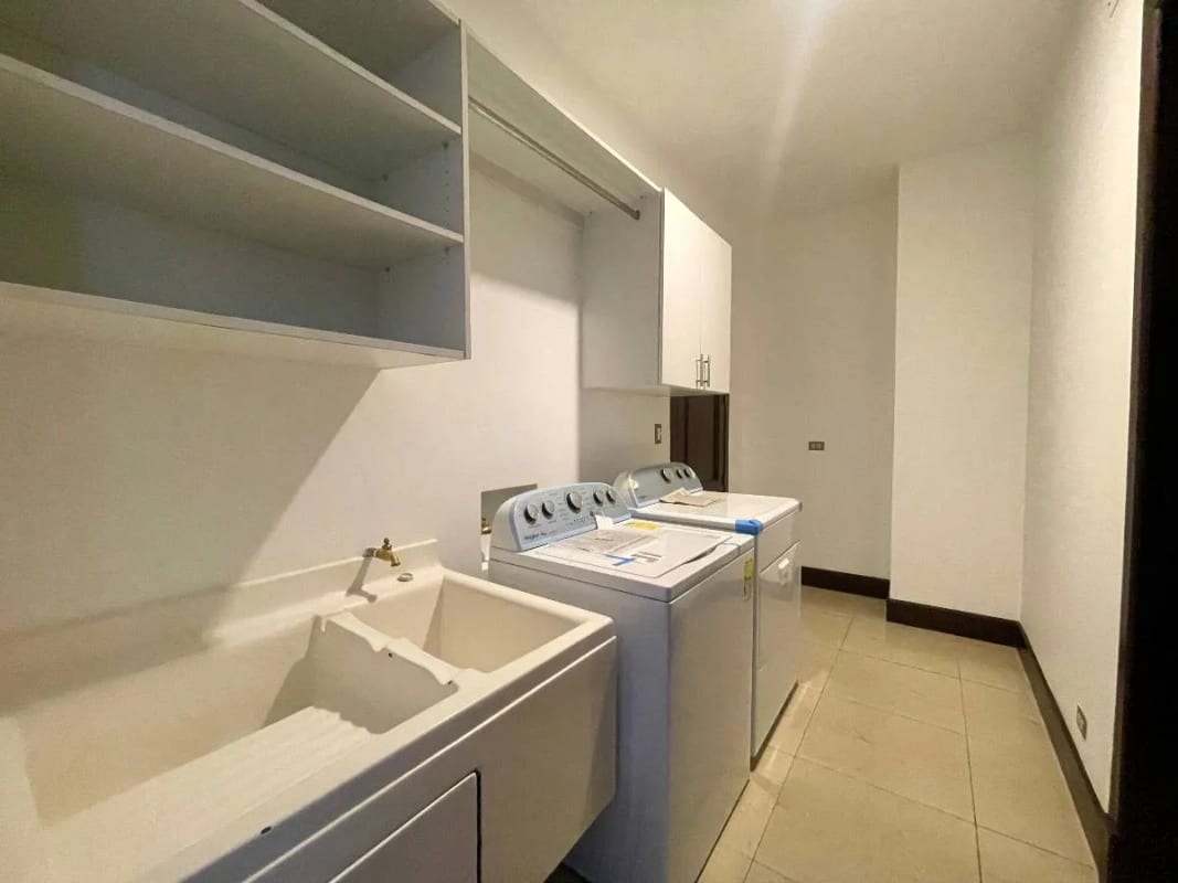 Apartamento Amplio Renta Muxb al Condominio Albereda de la Española 300 MTS2~3 Dormitorios , Sala Familiar ~ Dormitorio de Servicio 2 Parqueos $2,500 + Iva (no Se Aceptan Mascotas) — Apartamento en Alquiler en Muxbal, Guatemala, Ciudad — foto 3 de 12