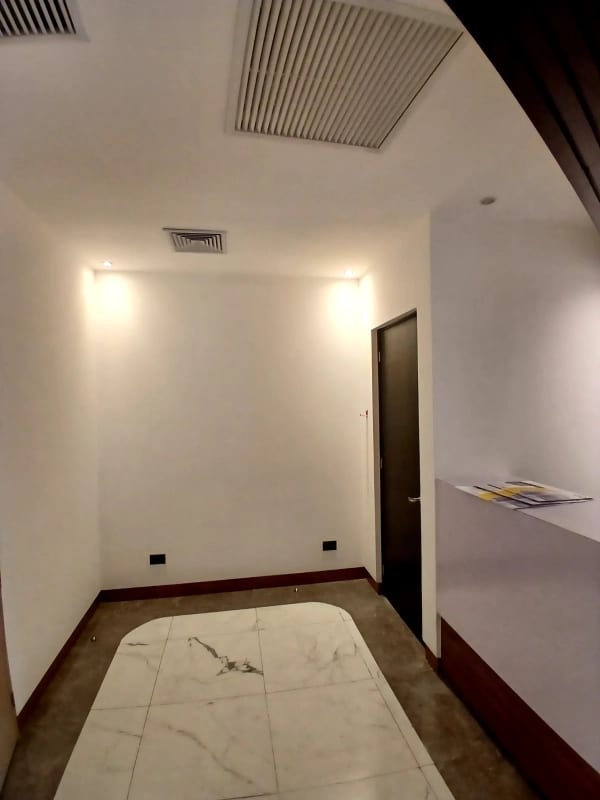 Amplia Oficina - Clínica Tabicada en Renta — Oficina en Alquiler en Zona 10, Guatemala, Ciudad — foto 3 de 9